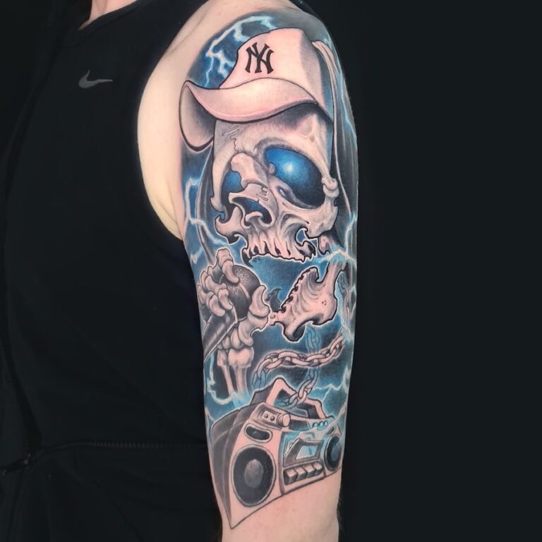Tattoo op de arm van een rappend skelet, gezet door Dondersch