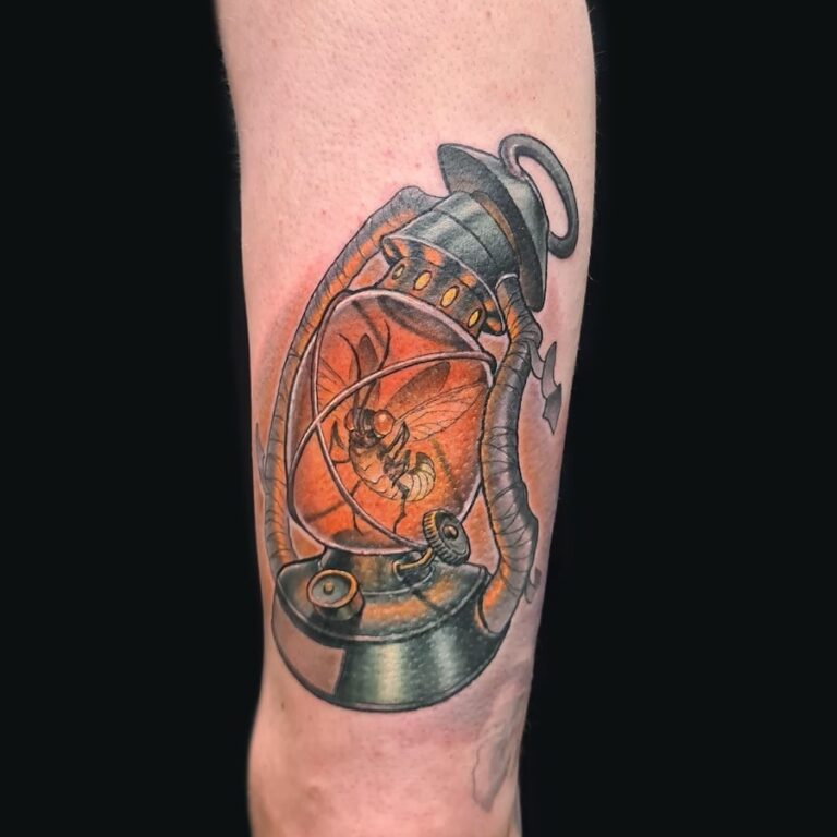 Tattoo in kleur op de arm van een vuurvlieg in een lamp. Gezet door Dondersch