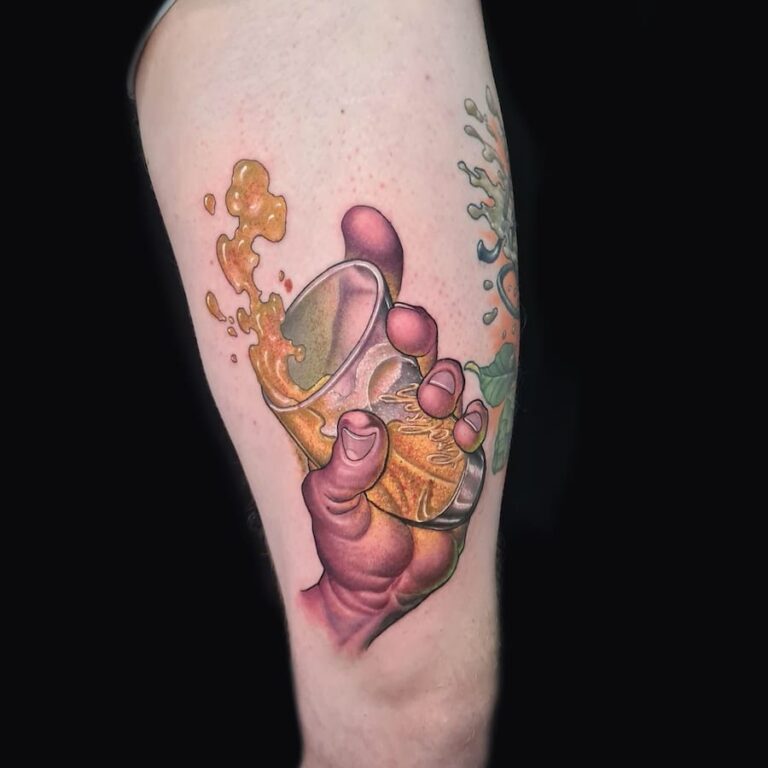 Kleuren tattoo van een hand met een glas Grolsch bier. Gezet door Dondersch op het bovenbeen