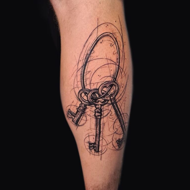 Zwart-wit tattoo van een bos met drie sleutels, gezet op het onderbeen door Dondersch