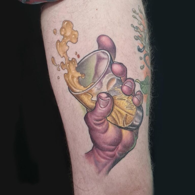 Tattoo in kleur op bovenbeen van een hand met een Grolsch glas gezet door Dondersch