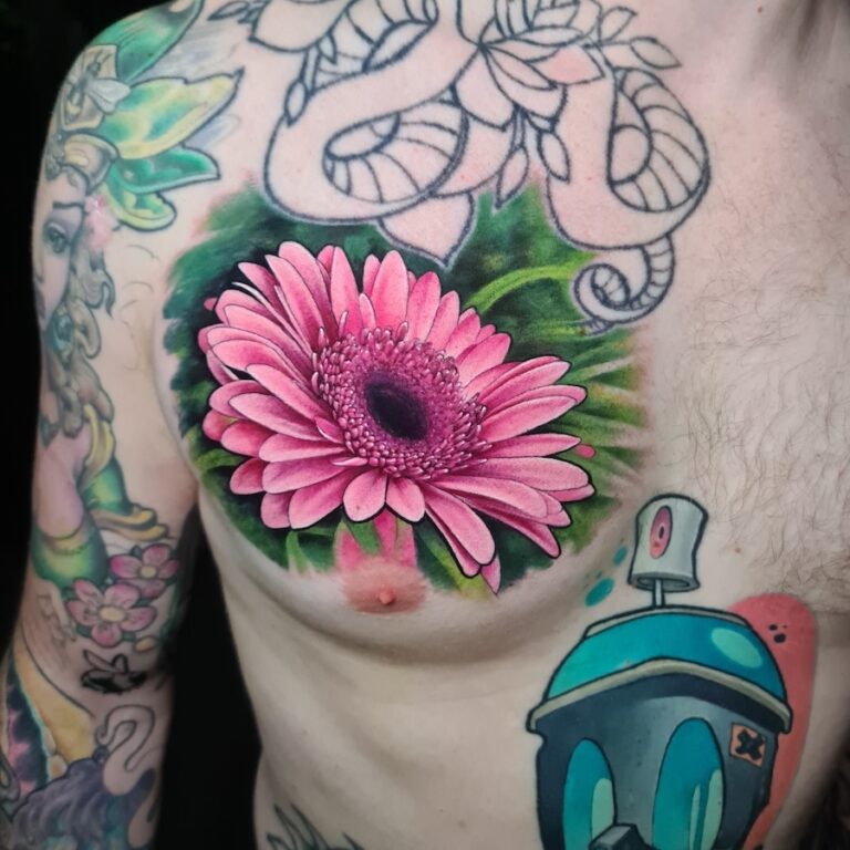 Kleuren tattoo van roze bloem op de borst gezet door Dondersch