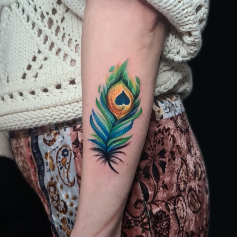 Tattoo in kleur op onderarm van een bloem gezet door Dondersch
