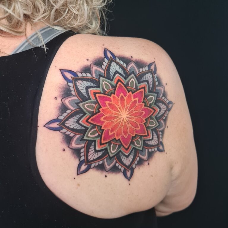 Tattoo van gekleurde mandala op het schouderblad gezet door Dondersch
